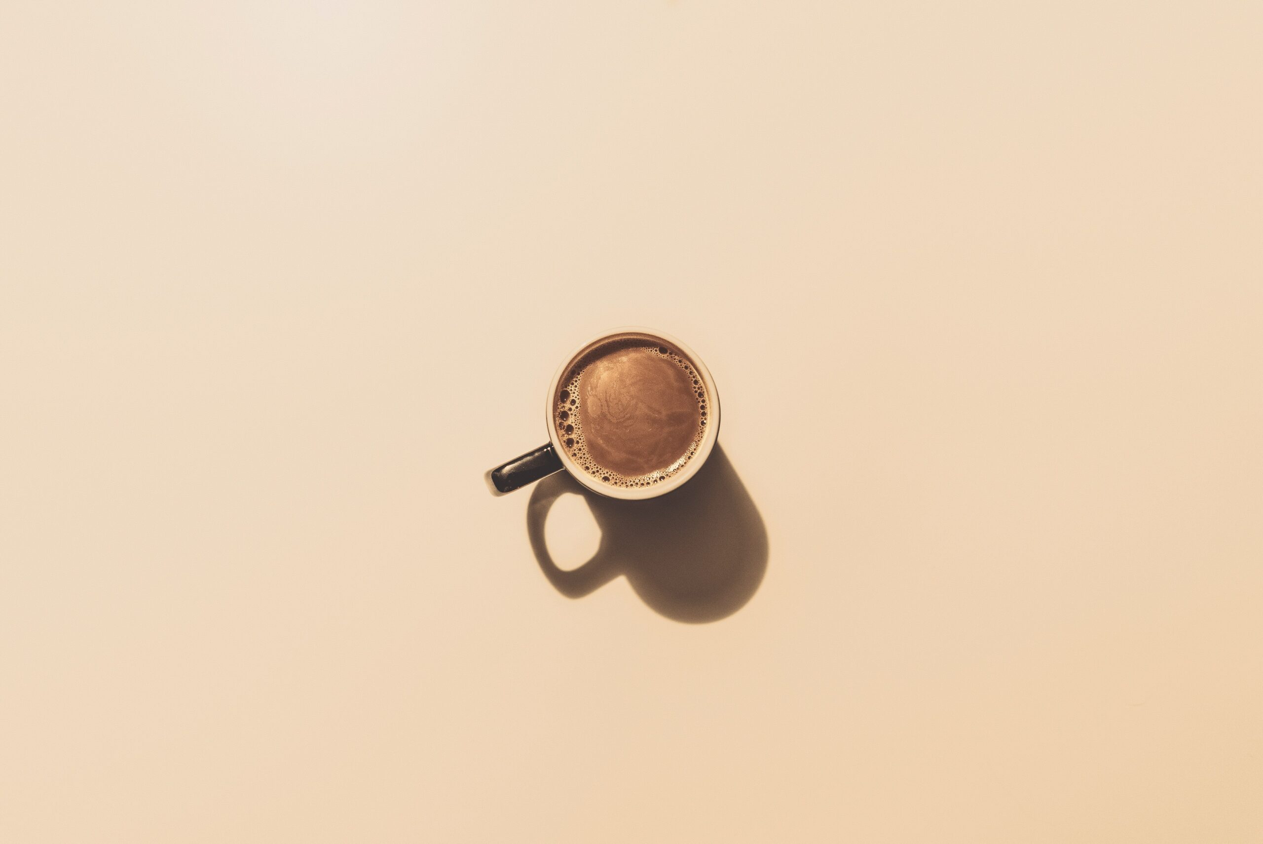 Eine Tasse Kaffee aus der Vogelperspektive.