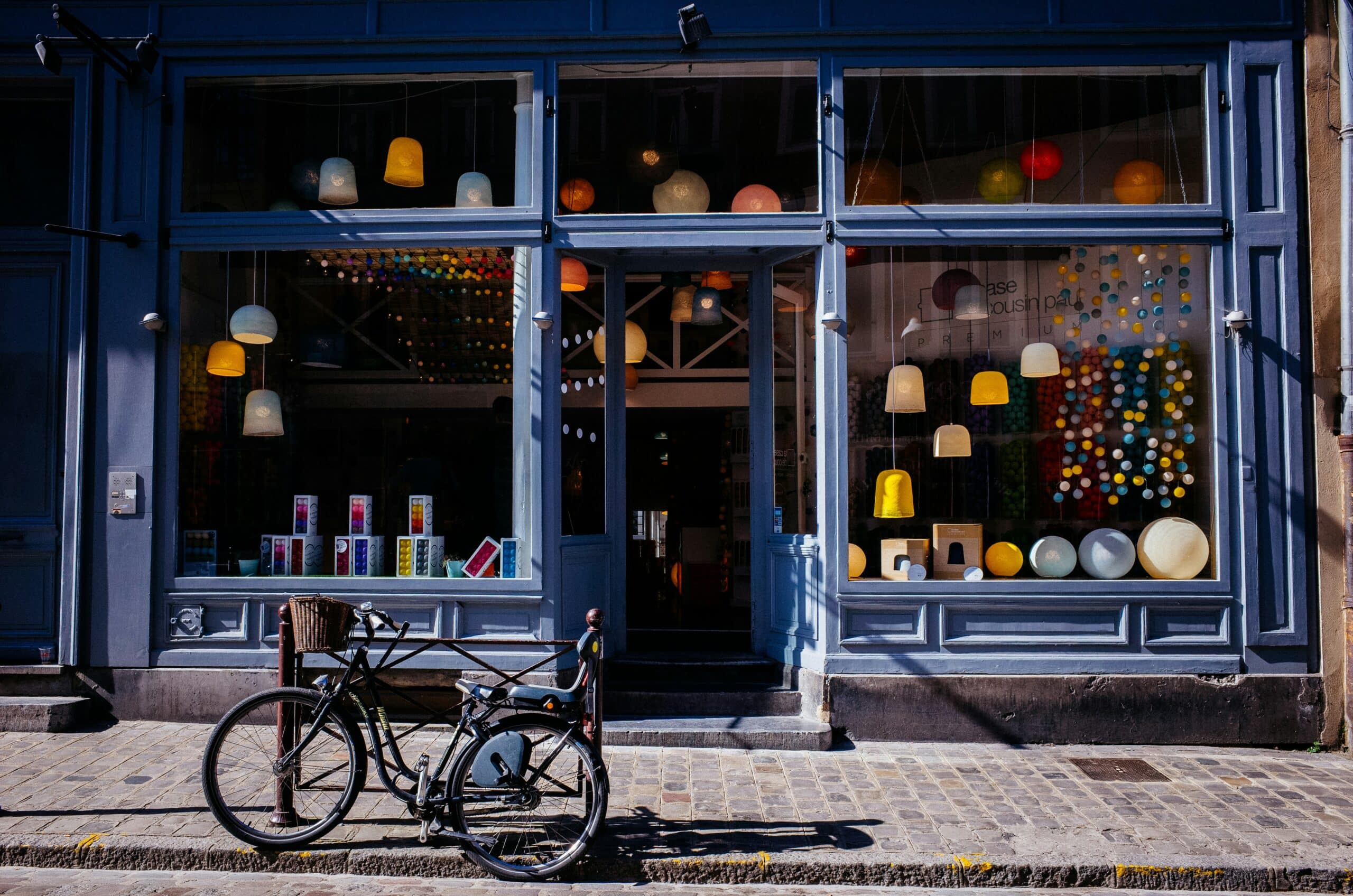 Eine blaue Concept-Store-Front aus der Straßenansicht.