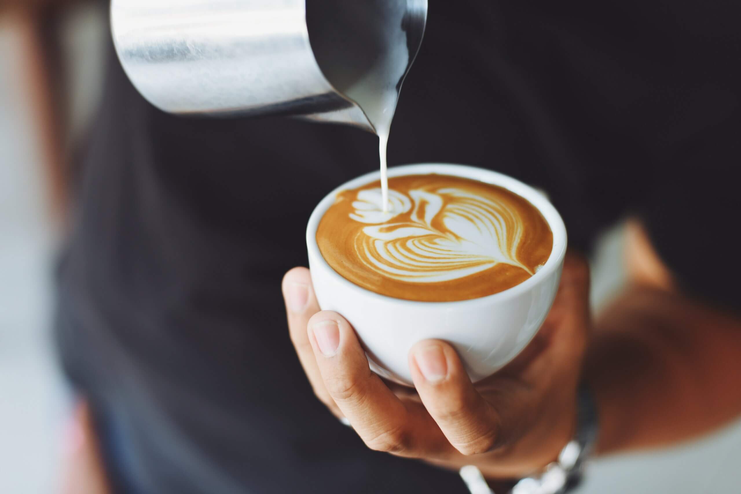 Tasse Kaffee, Matcha vs. Kaffee für deine Private-Label-Marke