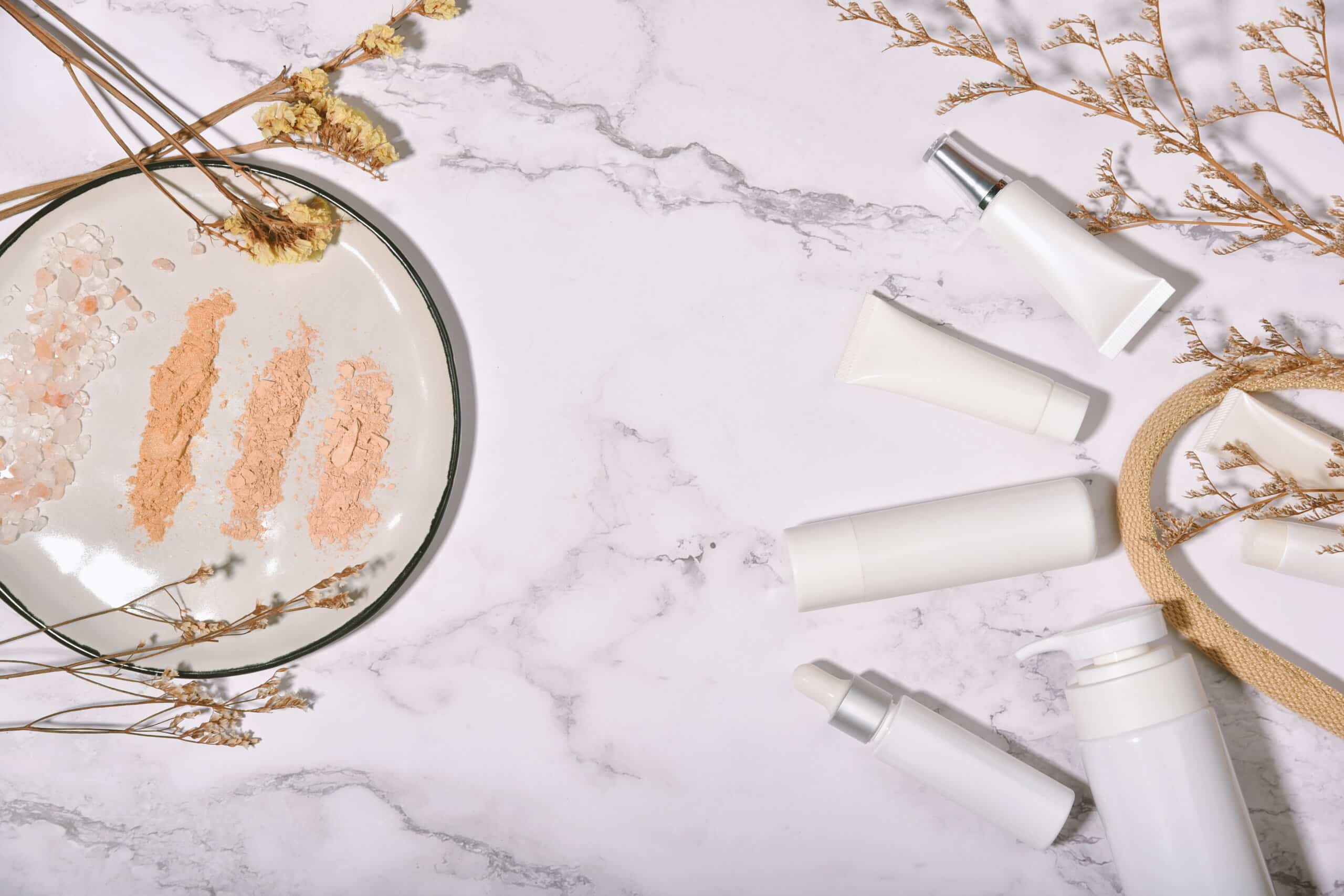 Natürliche Hautpflege- und Clean-Beauty-Produkte und wissenschaftliche Laborgläser, organisches Mineral-Gesichtspuder, Kosmetikbehälter mit Blanko-Etikett für Branding-Mock-up.