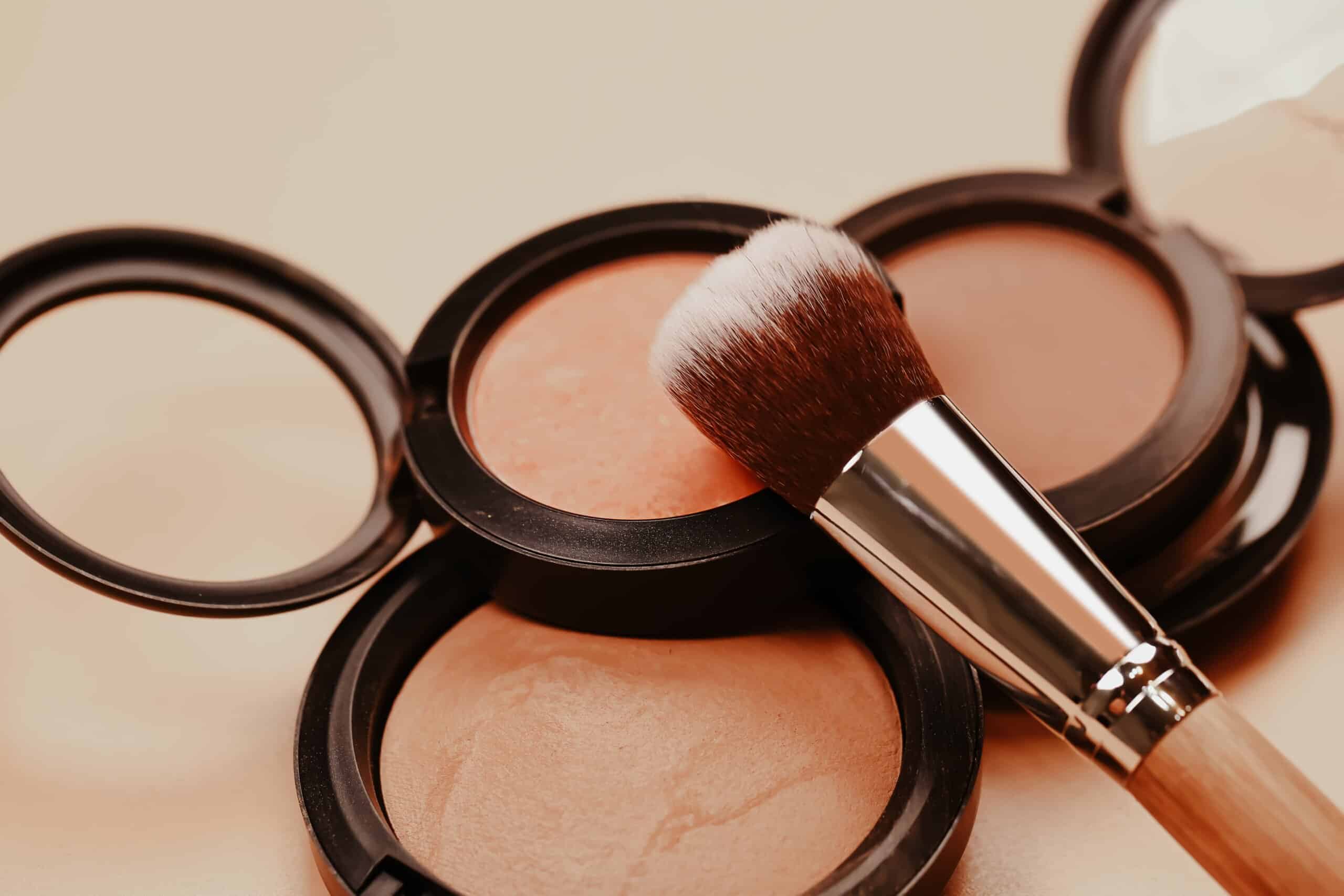 Pastellfarbene organische Clean-Beauty-Kosmetik. Make-up- und Lidschattenpinsel in natürlichem Beige. Zero-Waste-Konzept, umweltfreundlich. Flat Lay, Draufsicht.