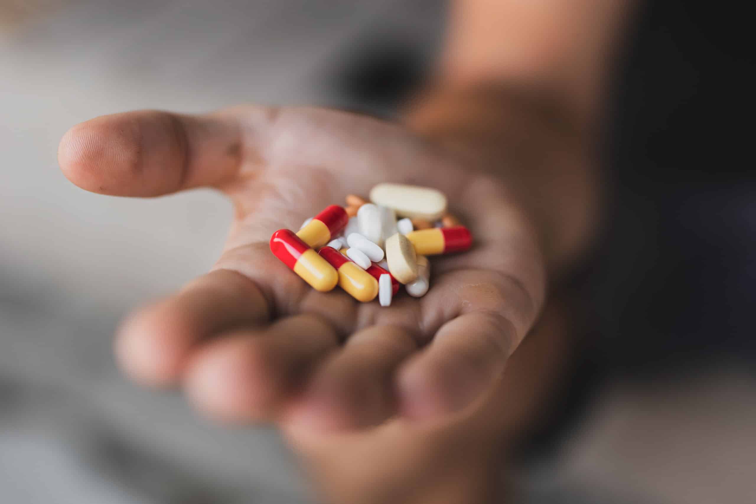 Nahaufnahme einer Handvoll verschiedener Pillen und Kapseln. Selektiver Fokus auf die Pillen 2023 Produktprognosen