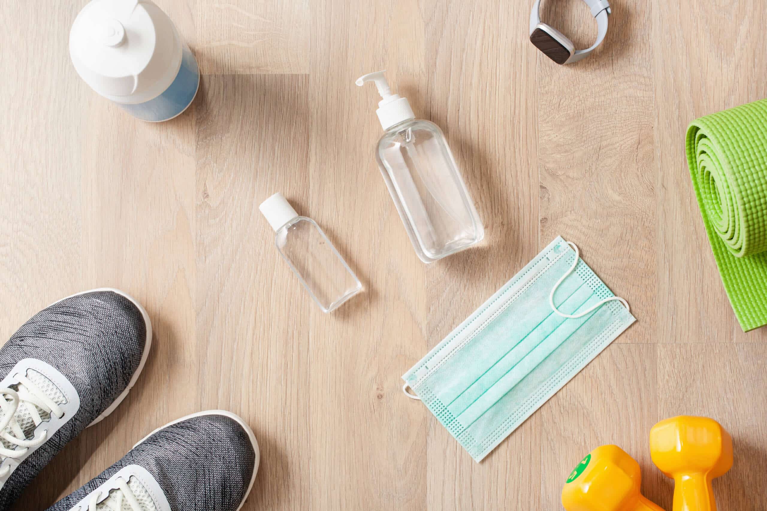 Schützende Private-Label-Fitness-Marke medizinische Maske Desinfektionsgel Handschuhe. Fitnesstraining Turnschuhe Hantel und Schutzmaßnahmen gegen Viren, Bakterien