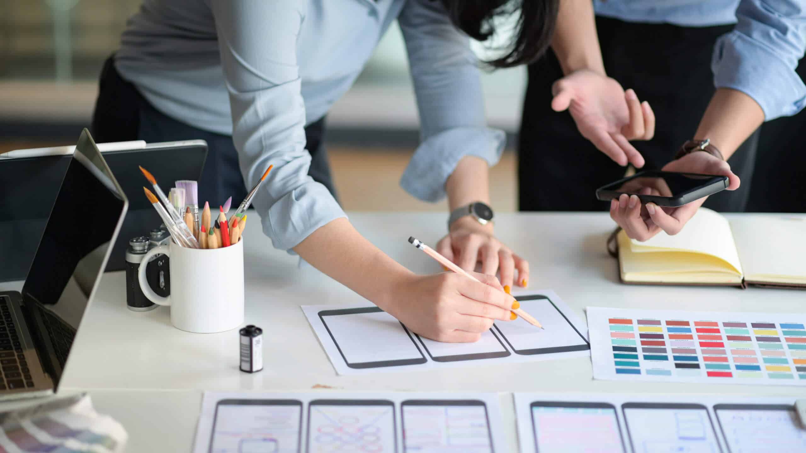 Das UX-Design-Team plant die Entwicklung eines Prototyps für eine Smartphone-Anwendung.