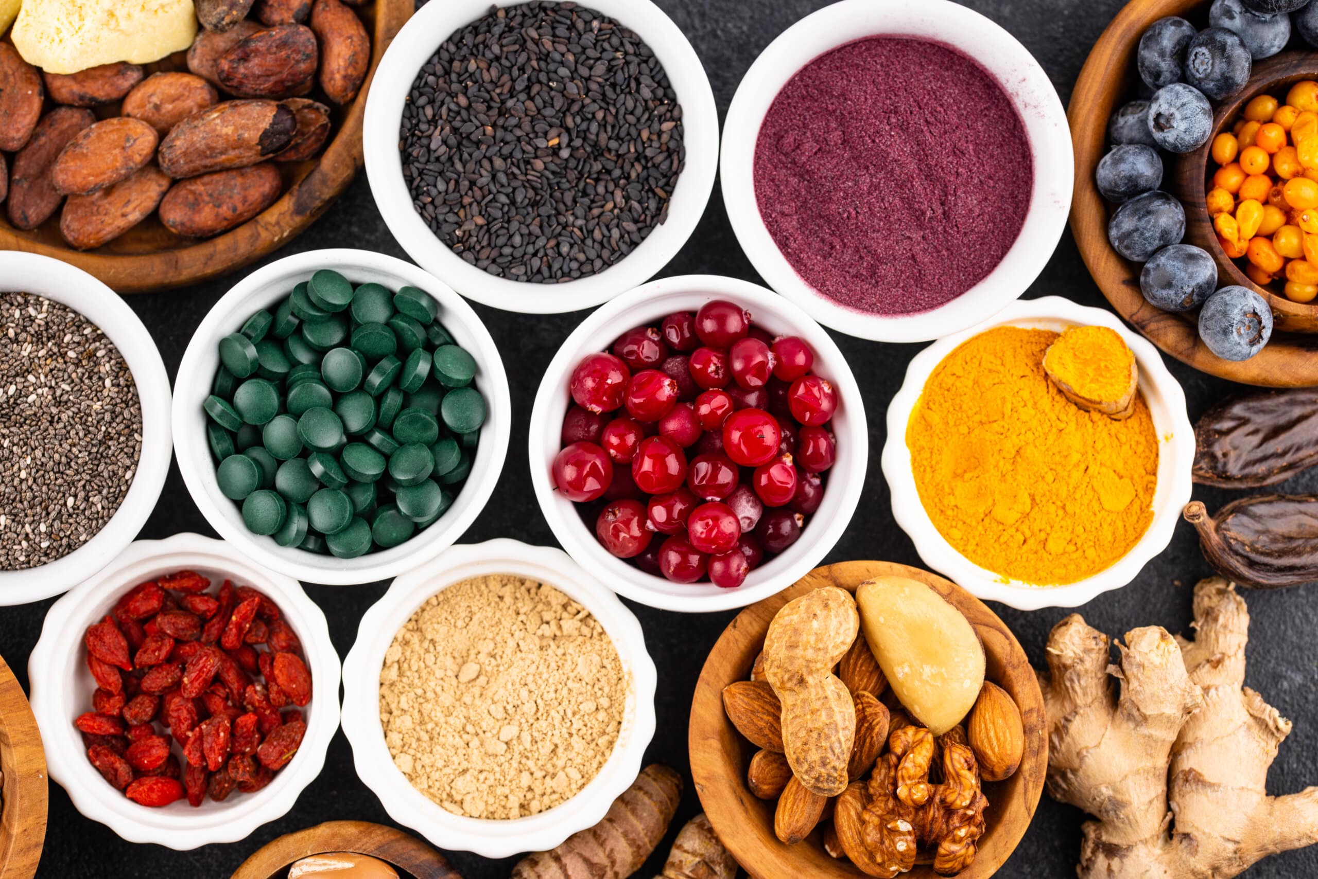 Verschiedene Superfoods und gesunde Nahrungsergänzungsmittel. Goji, Chia, Chlorella, Acai, Matcha, Spirulina und Kurkuma