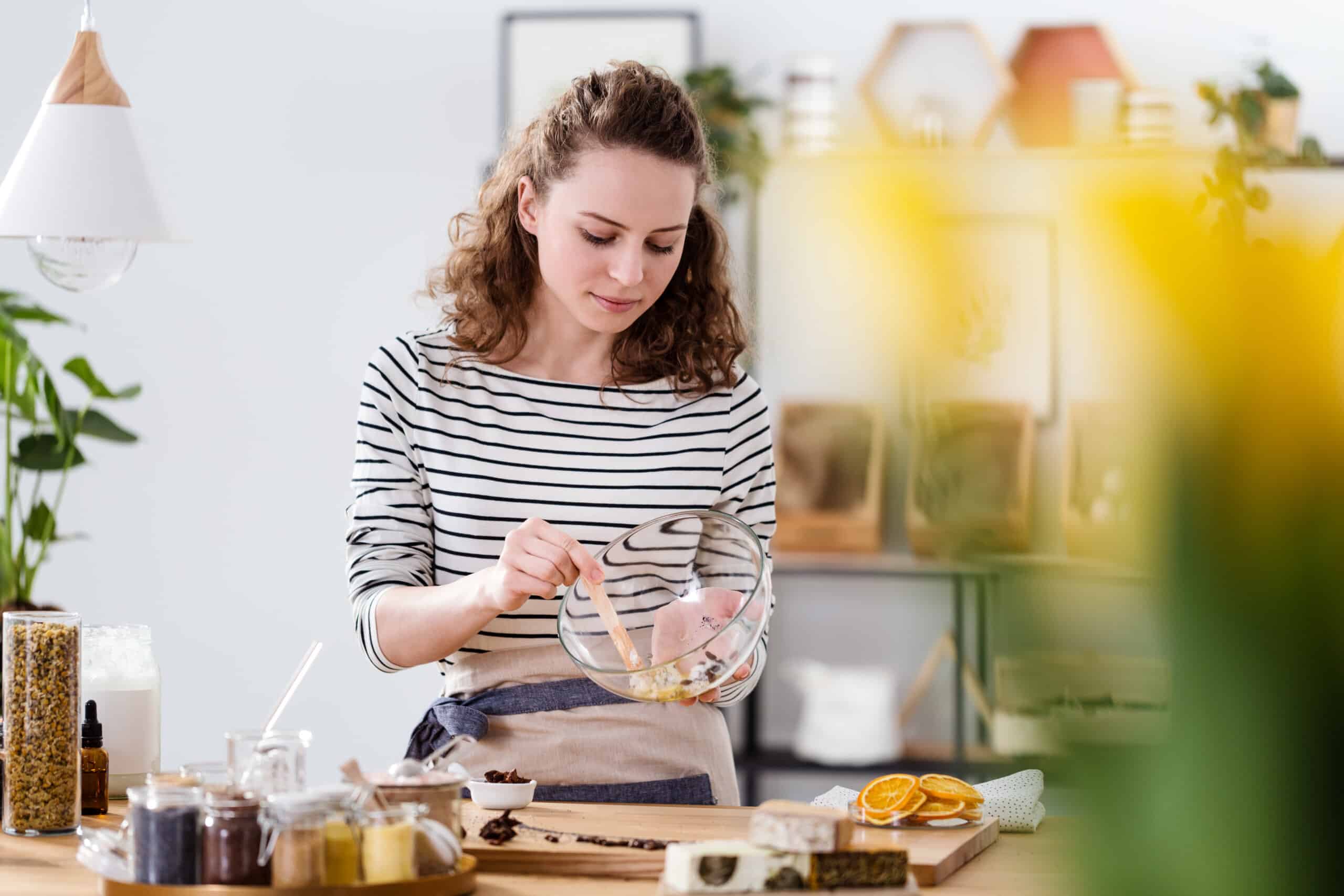 Vegane Frau mischt natürliche Zutaten bei der Herstellung einer Bio-Gesichtscreme