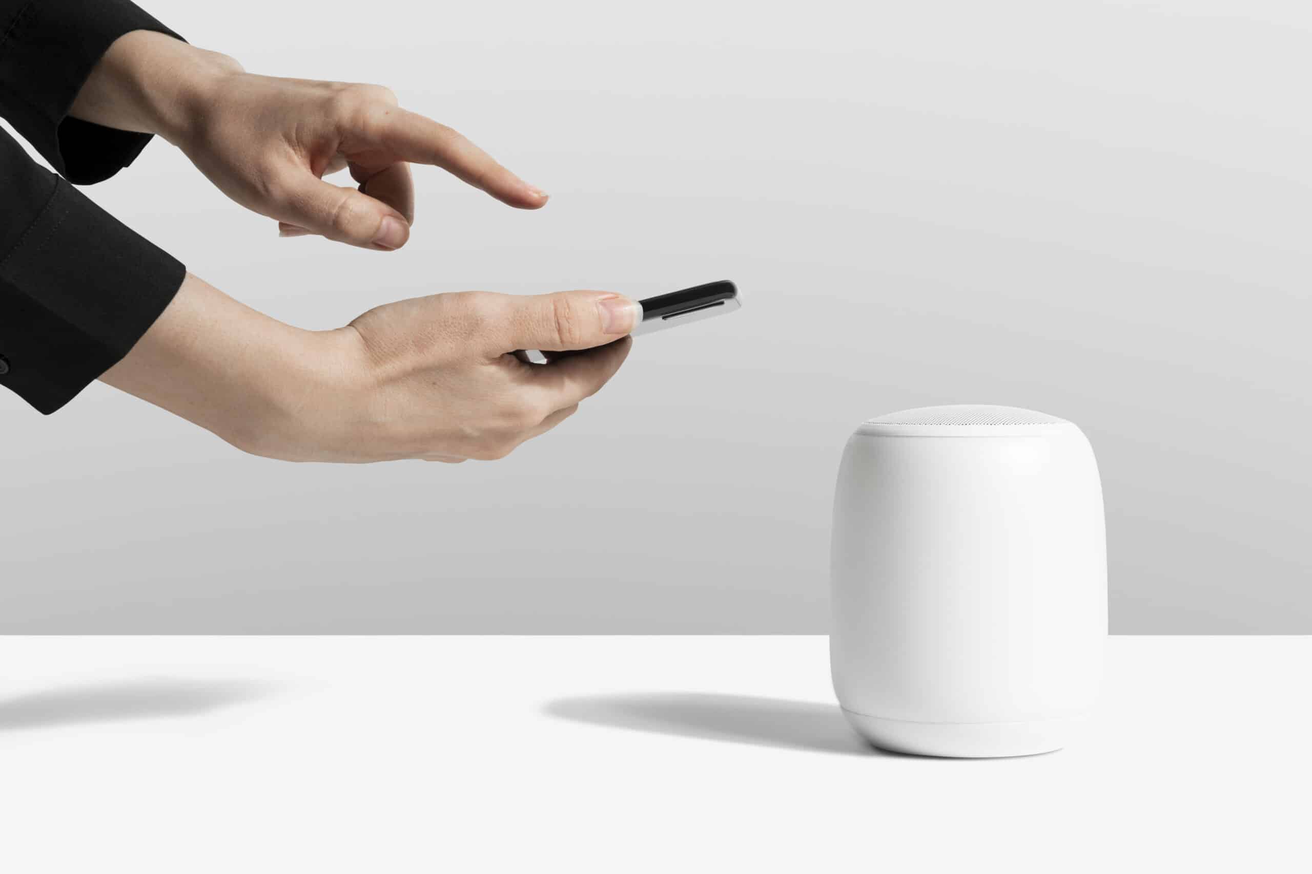 Kabelloser weißer Smart-Speaker-Mockup-Digitalgerät für Produktprognosen von Private-Label-Marken