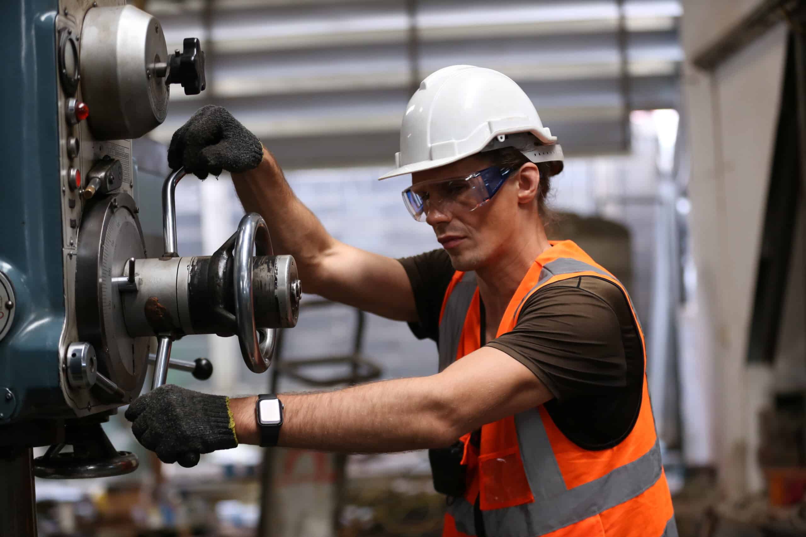Wartungsingenieur bei der Reparatur und dem Neustart von Produktionsmaschinen des Herstellers