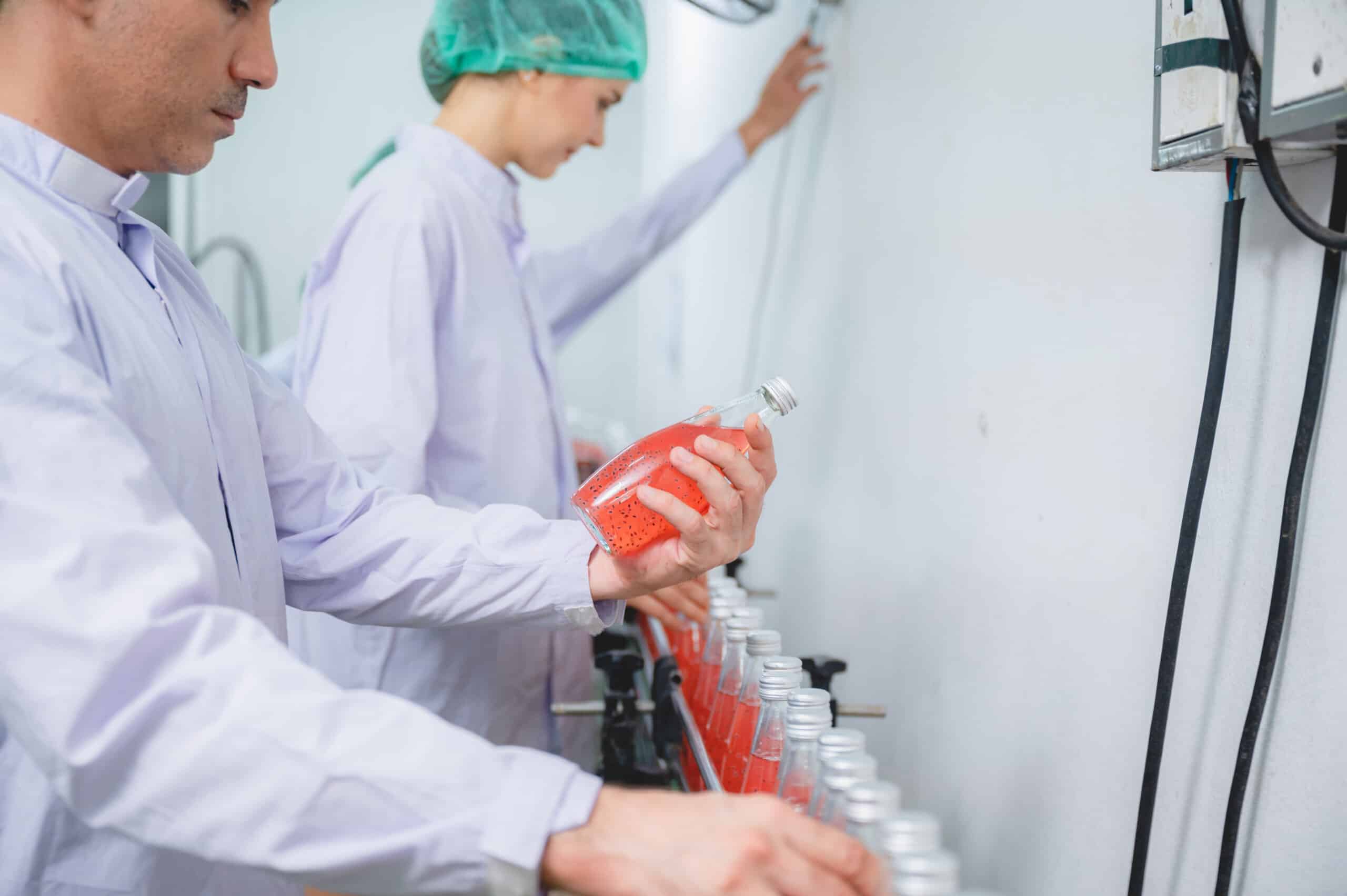 Konzept einer Fertigungslinie für Saftflaschenverpackungen, Produktionssystem mit Maschinen in einer Fabrikanlage und Einsatz von Automatisierungstechnik, Lebensmittel- und Getränkeindustrie