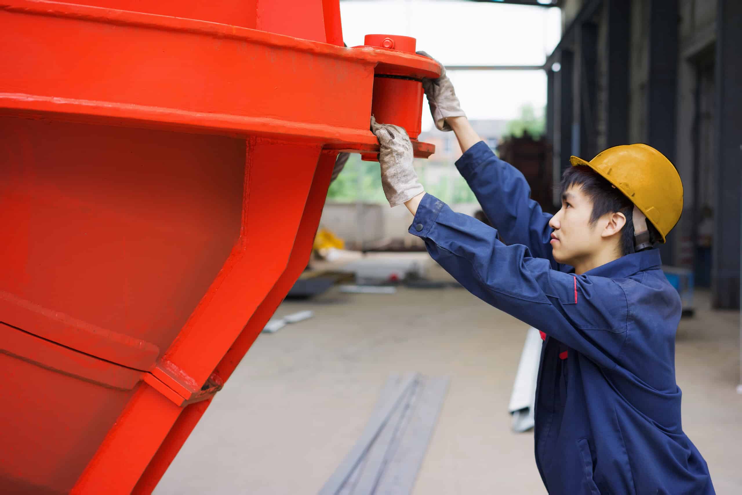 Arbeiter in einer Kran-Anlage eines Private-Label-Herstellers, China