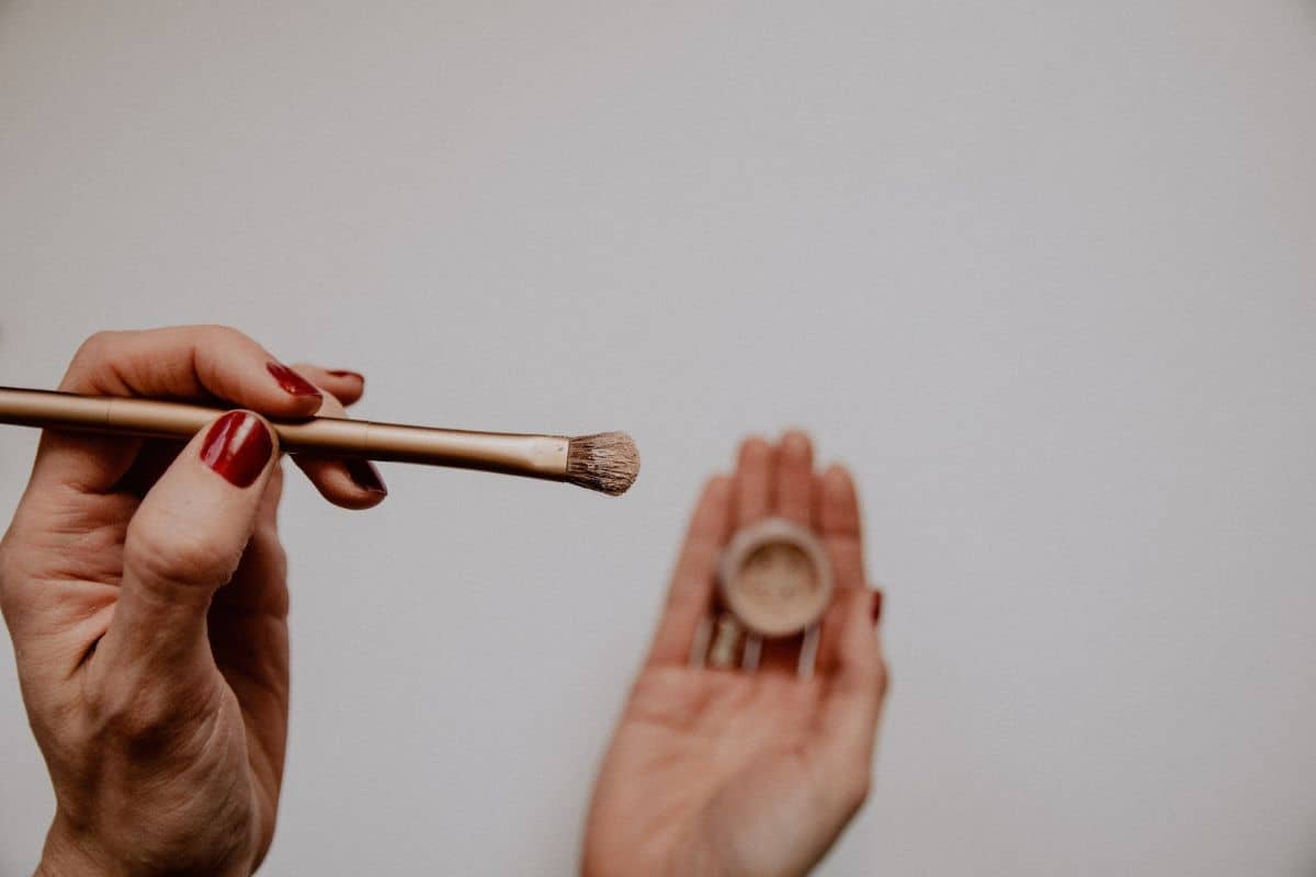 Nahaufnahme eines professionellen Make-up-Pinsels vor einem sauberen, neutralen Hintergrund, der die feinen, weichen Borsten hervorhebt, die für das präzise Auftragen von Kosmetika entwickelt wurden.