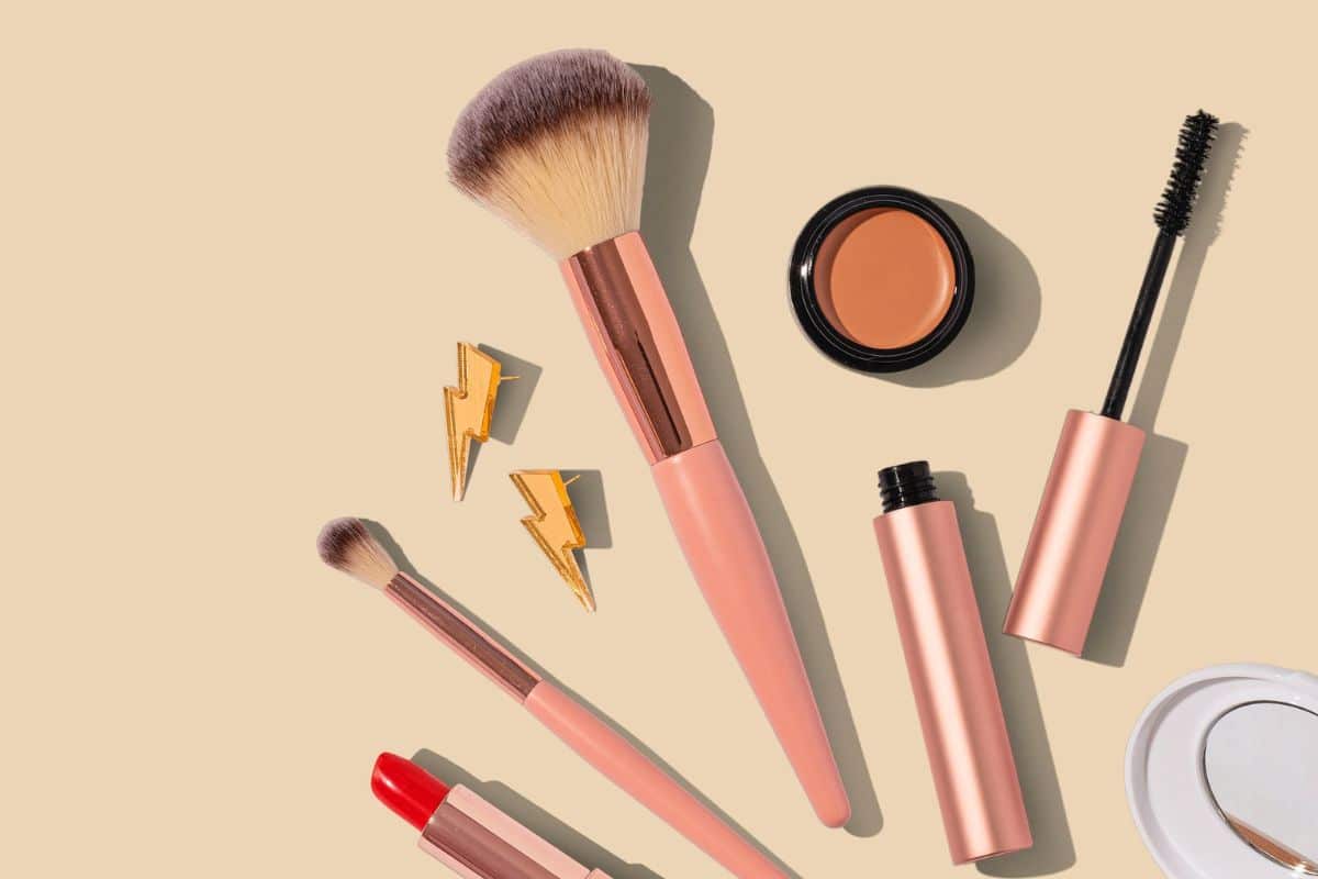 Bild einer Auswahl an tierversuchsfreien Make-up-Produkten, einschließlich Lippenstiften, Lidschatten und Rouges, die alle ordentlich angeordnet sind, um ihre lebendigen Farben zu zeigen.