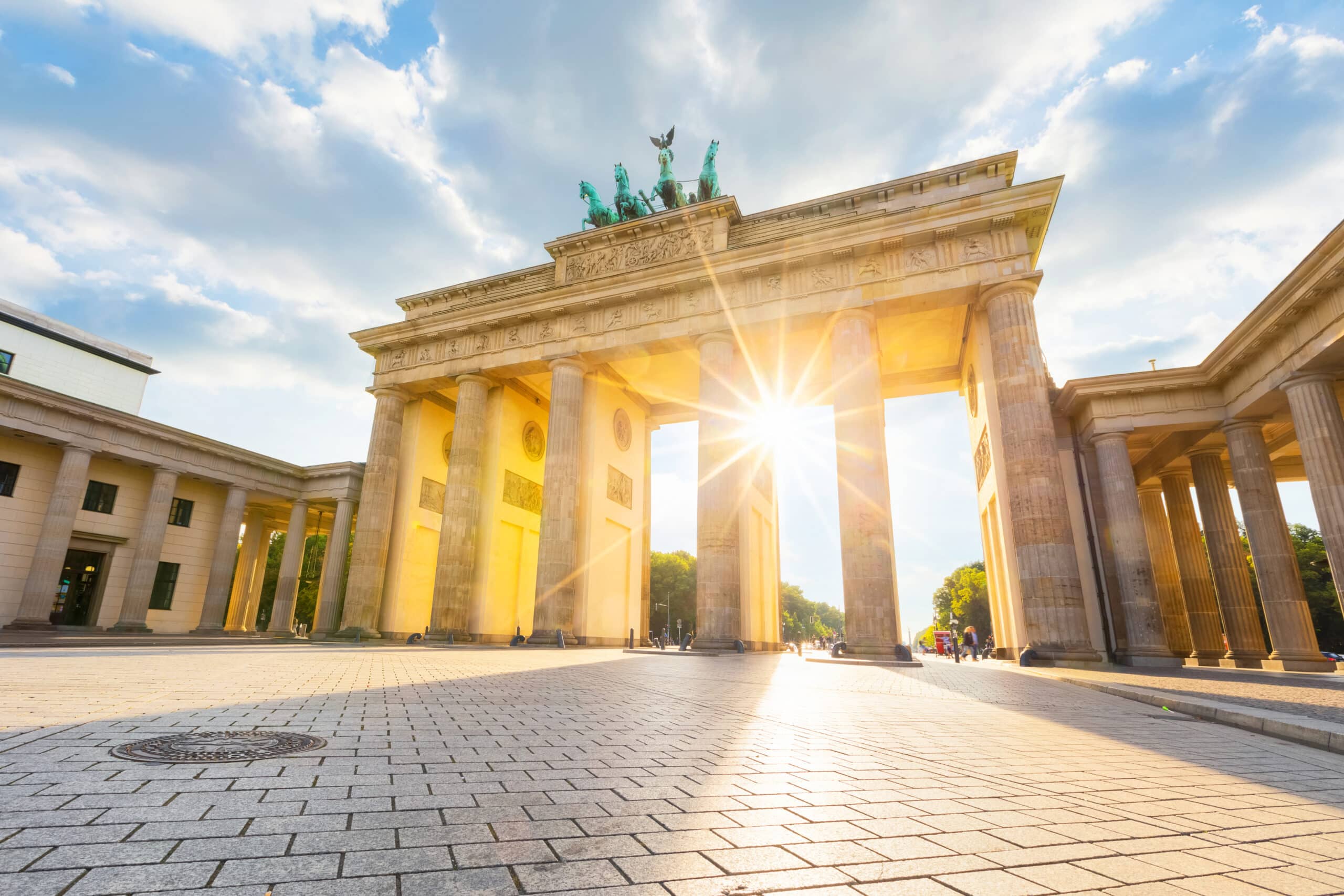 Berlin, Deutschland. Sonnenlicht scheint durch das Brandenburger Tor