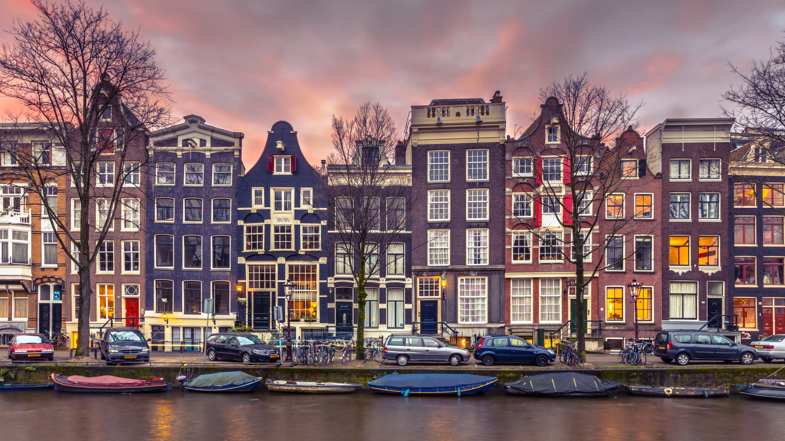 Bunte Grachtenhäuser im Vintage-Look an der Brouwersgracht im Grachtengordel, dem UNESCO-Weltkulturerbe von Amsterdam