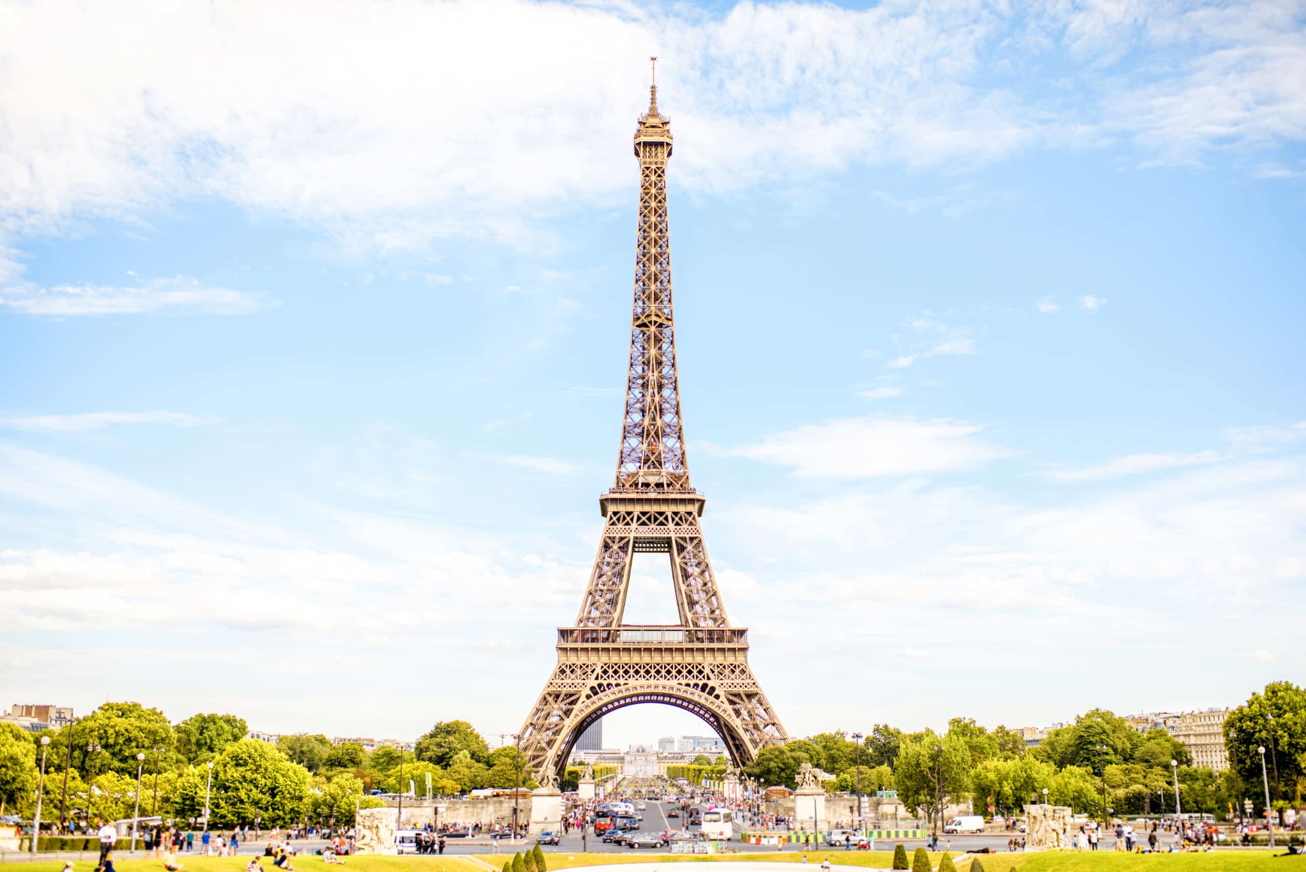 Blick auf den berühmten Eiffelturm vor blauem Himmel in Paris