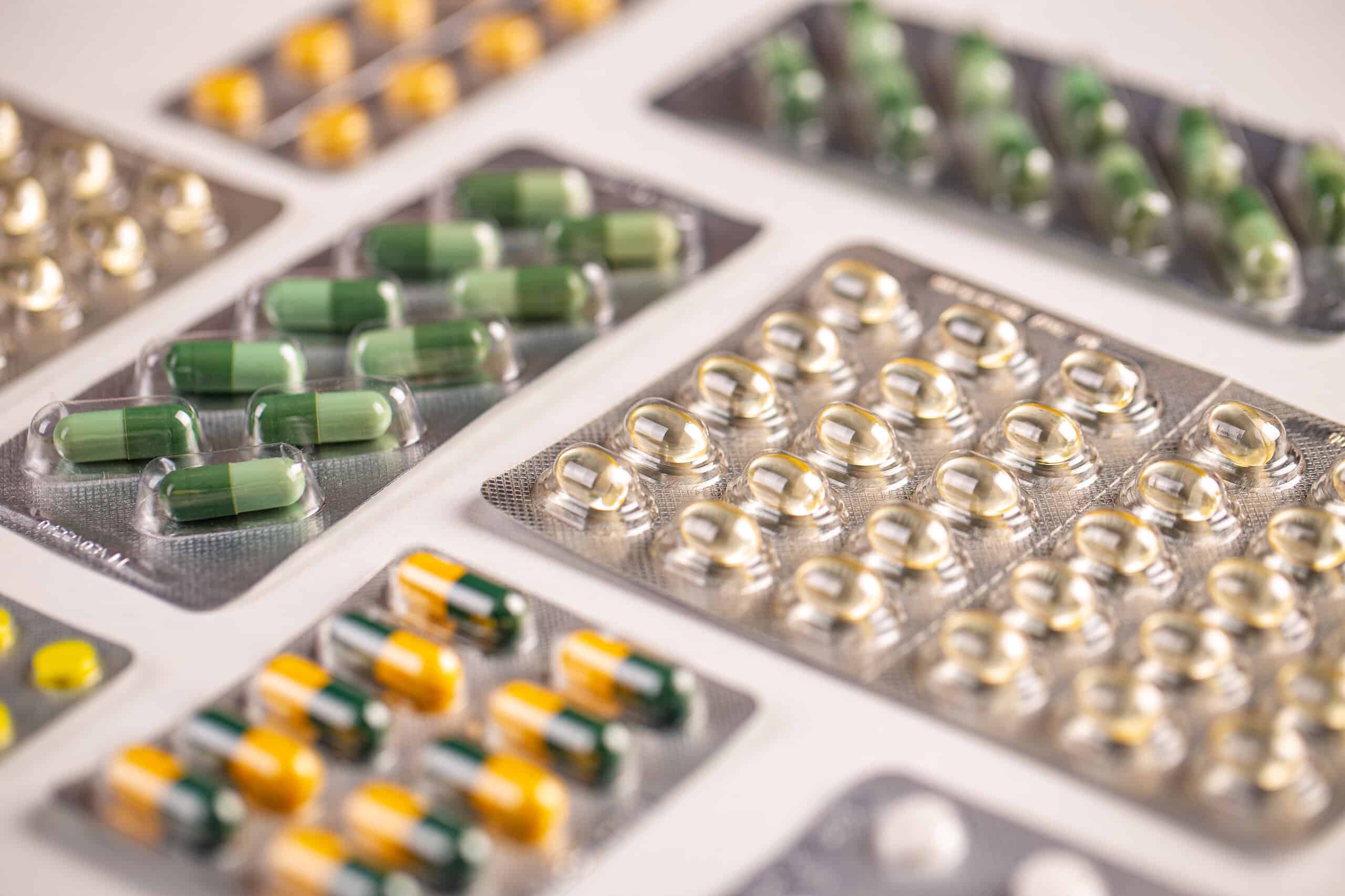 Nahrungsergänzungsmittel und Pillen in Blisterpackungen. Packung mit Pillen