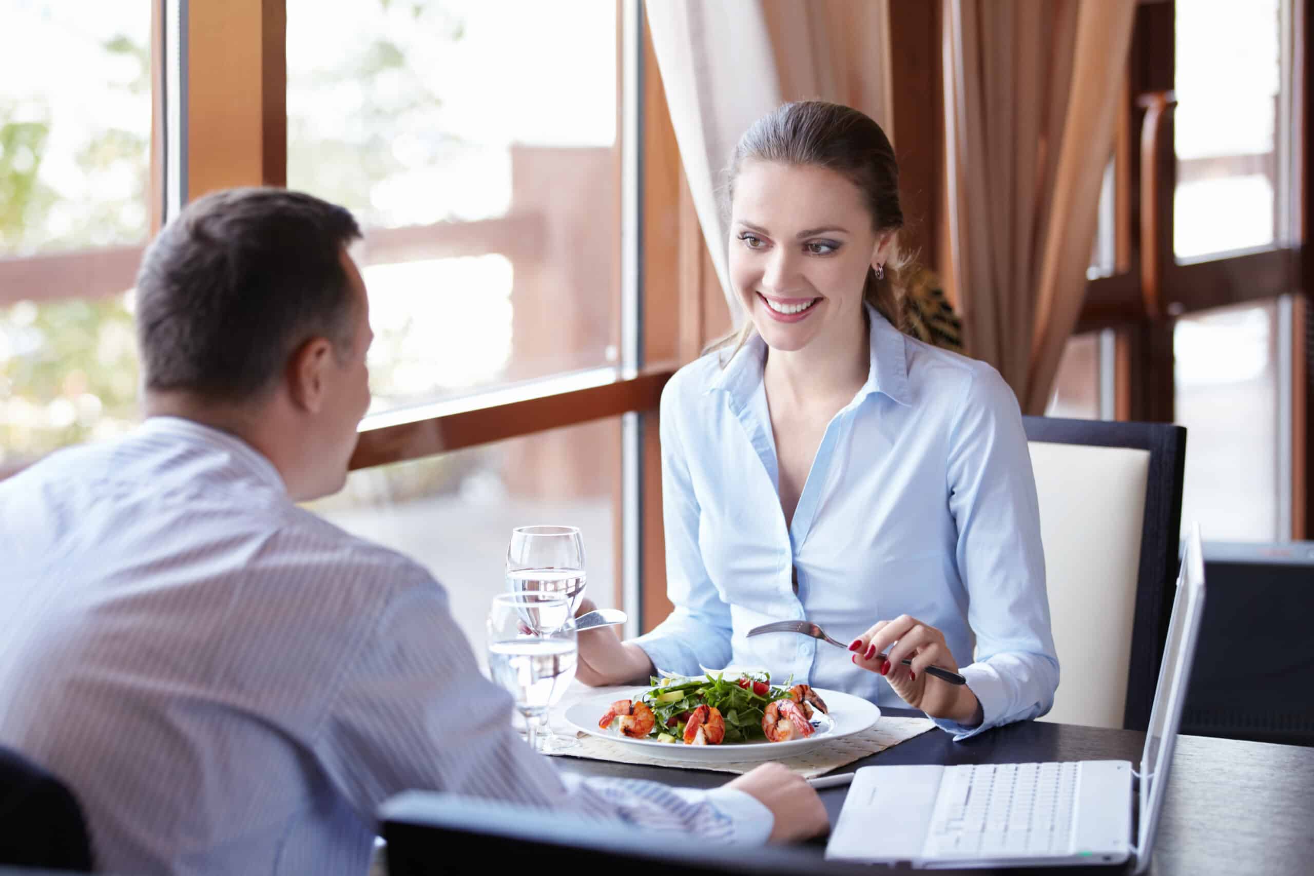 Eine Frau und ein Mann bei einem Geschäftsessen in einem Restaurant