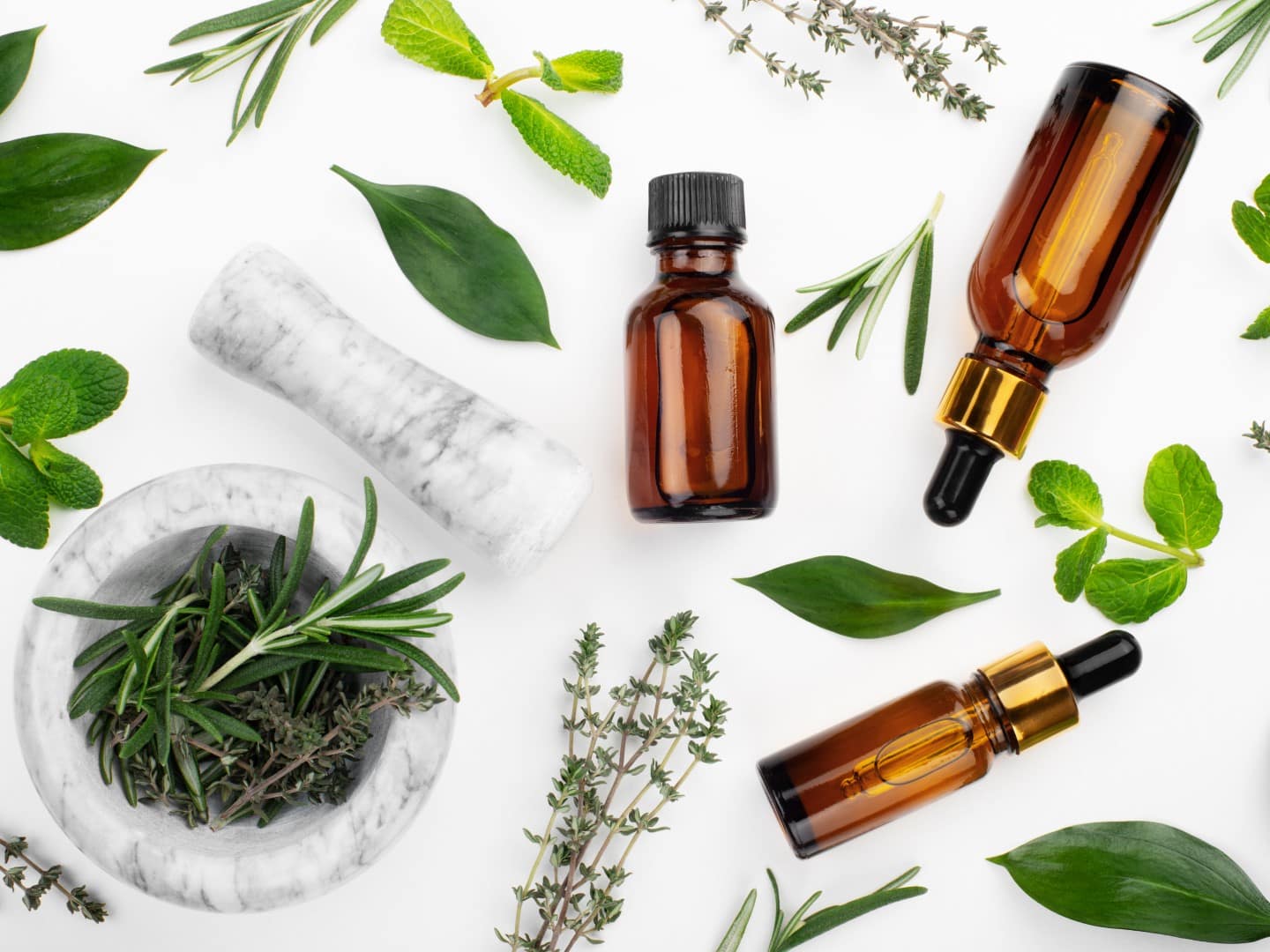Tropfflaschen mit Öl und Mörser mit Kräutern auf weißem Tisch, flach liegend. Konzept der Kräuterkosmetik