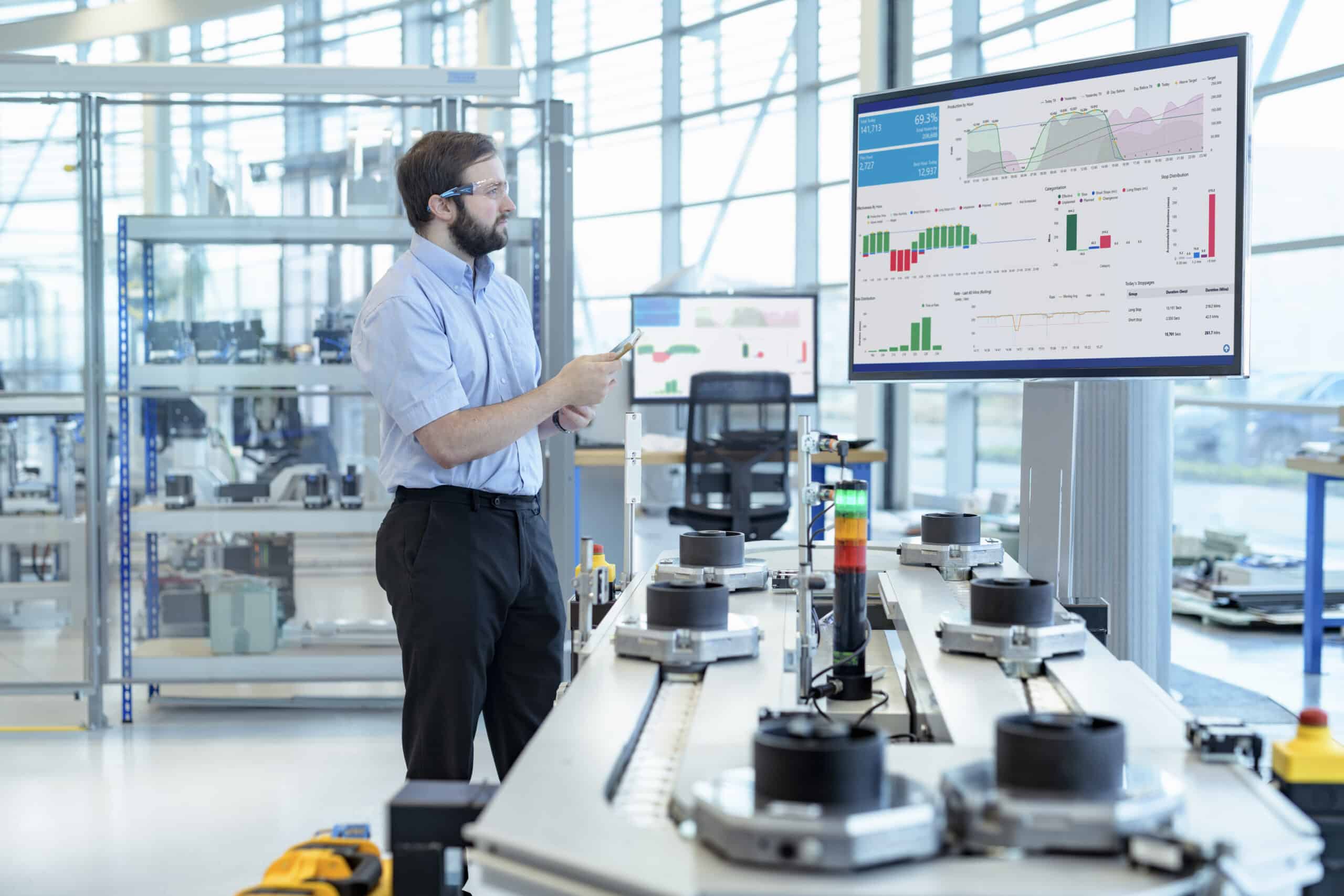Ingenieur testet einen Roboter-Produktionssimulator in einer Robotik-Forschungseinrichtung