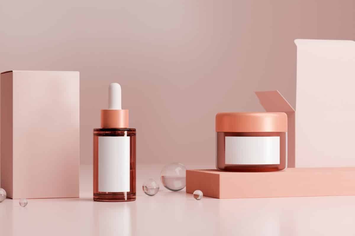 Ein Foto, das eine Reihe von Hautpflegeprodukten mit Private-Label-Branding zeigt, die ordentlich vor einem sanft beleuchteten Hintergrund arrangiert sind.
