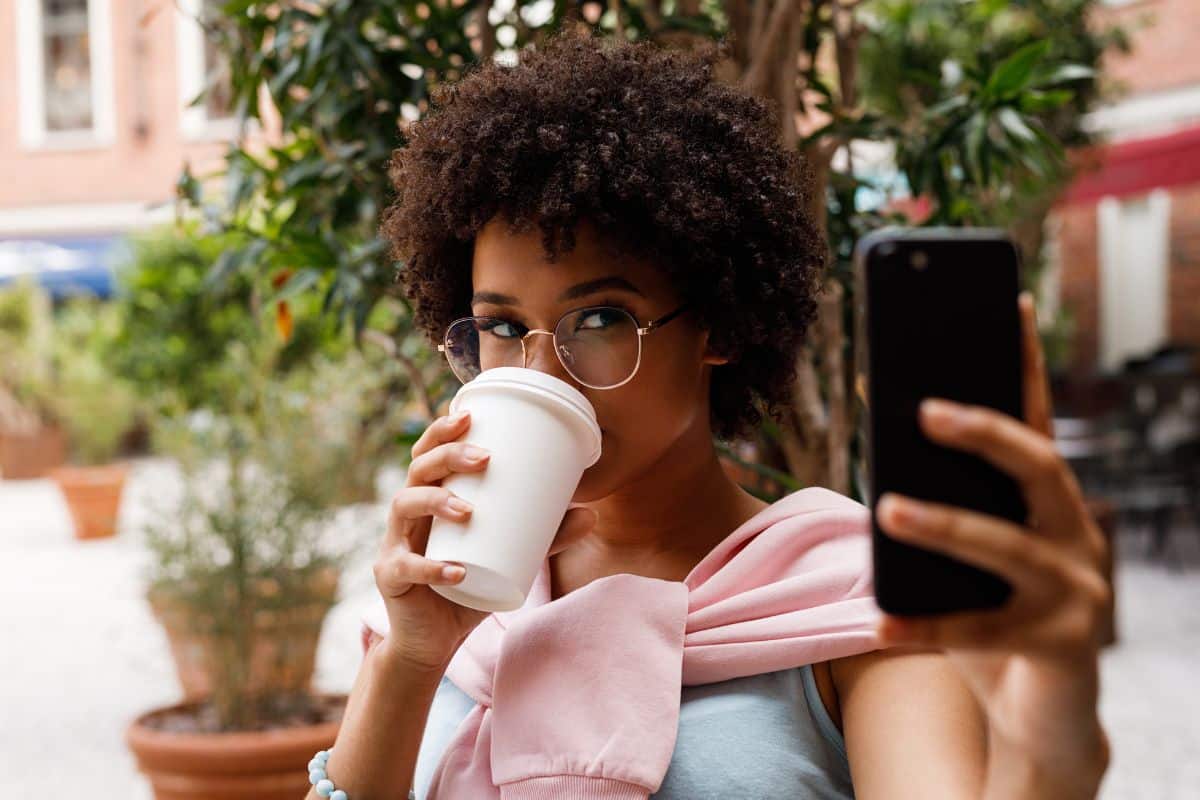 Influencerin nimmt Inhalte für ihre Follower auf.