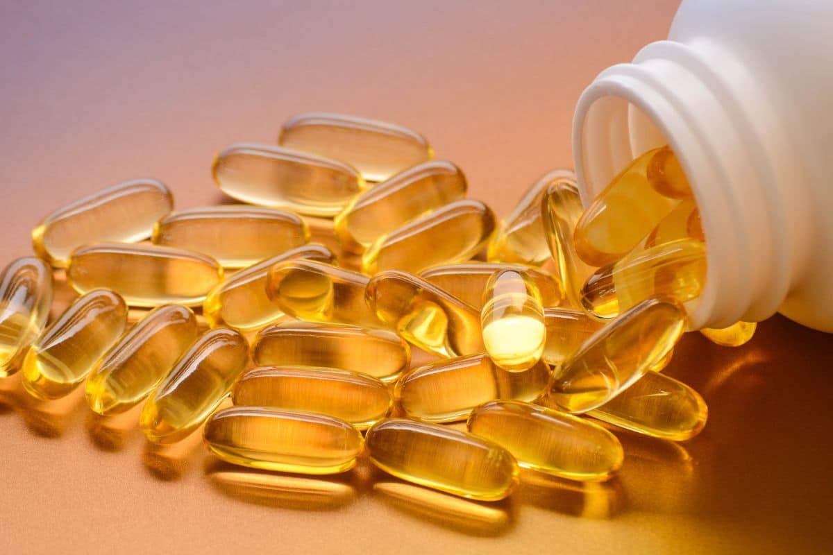 Eine Flasche Vitamin-D-Nahrungsergänzungsmittel, unerlässlich für die Erhaltung gesunder Knochen und der Immunfunktion, in Tabletten- oder Kapselform für den täglichen Verzehr.