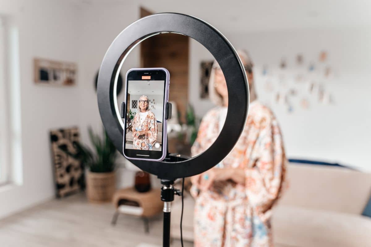 Influencerin nimmt Inhalte für ihre Follower auf.