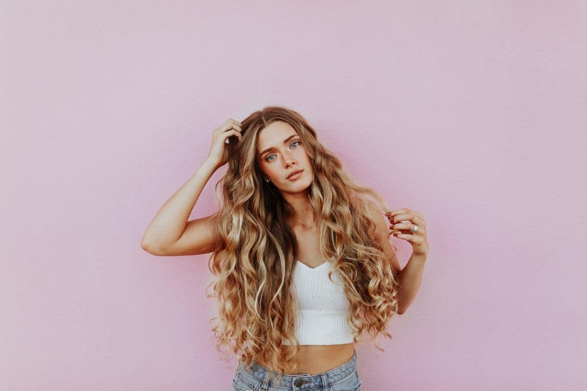 Frau mit fließendem langen Haar, das anmutig ihren Rücken hinabfällt.