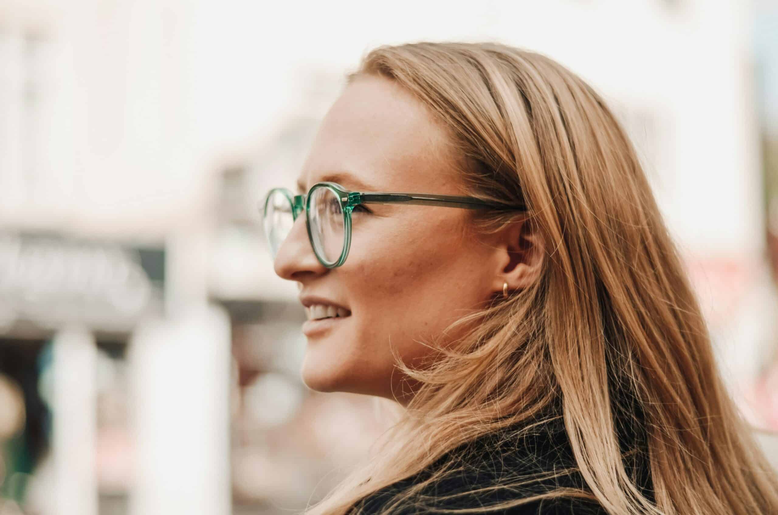 Eine Person, die eine Korrektionsbrille trägt, im Seitenprofil gezeigt.