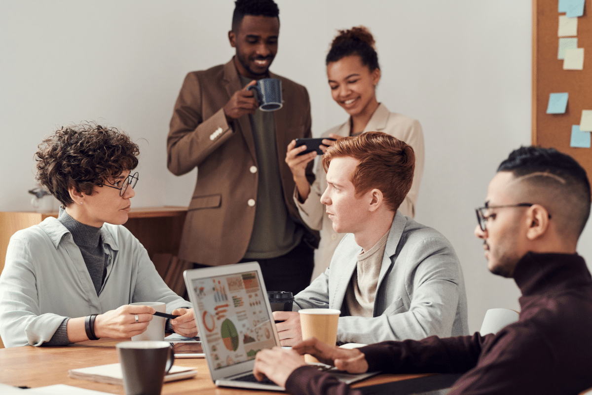 Team junger Unternehmer, die eine neue Produkteinführung besprechen.