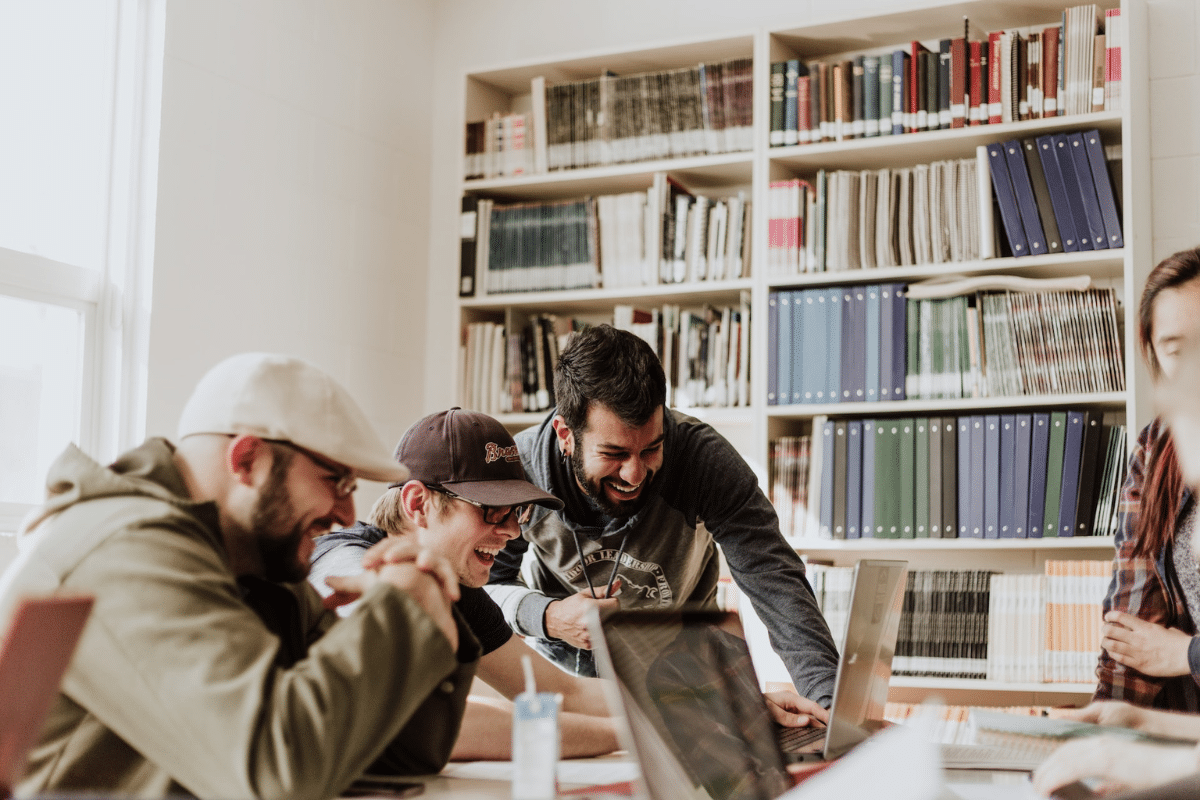 Team junger Unternehmer, die eine neue Produkteinführung besprechen.