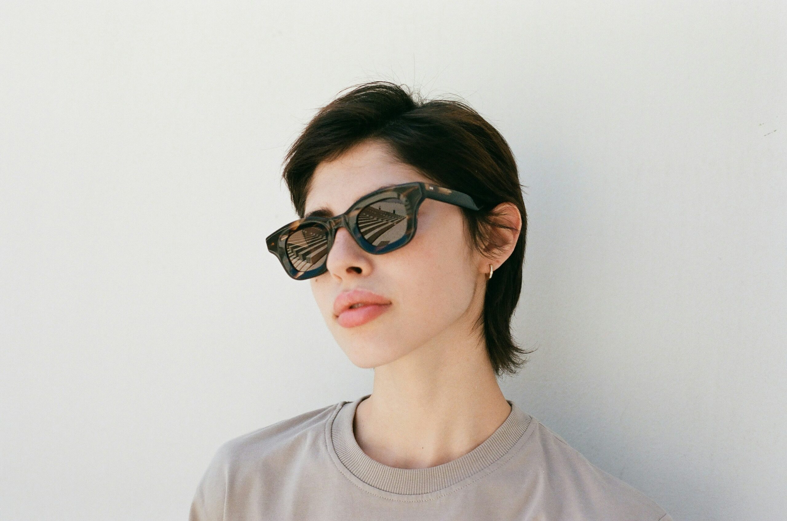 Eine Person, die eine Sonnenbrille modelliert.