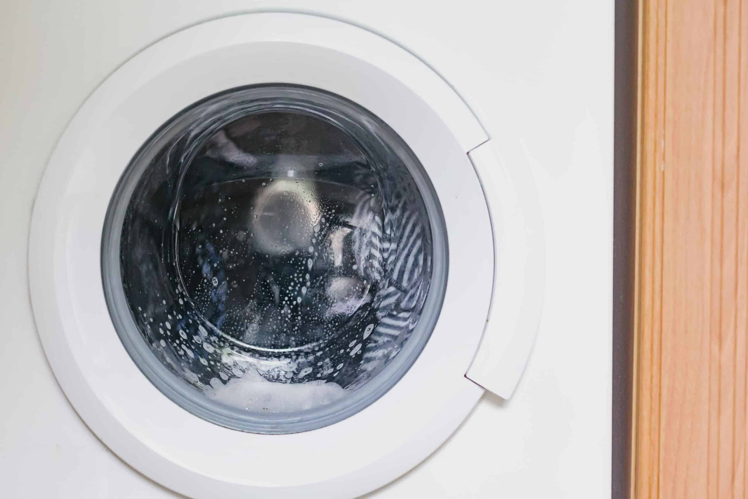 Eine Waschmaschine wäscht eine Ladung Wäsche mit einem nachhaltigen Produkt.