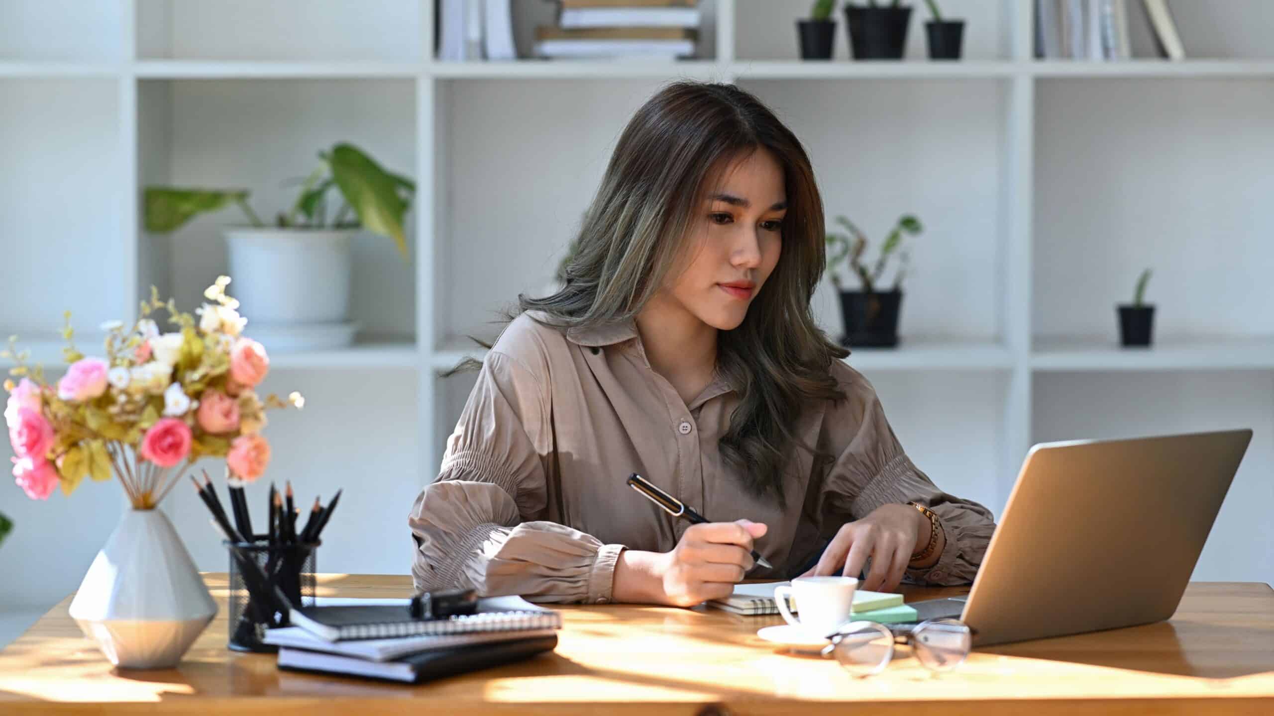Frau recherchiert die besten Lead-Generierungs-Tools für B2B - B2B-Einkäufer